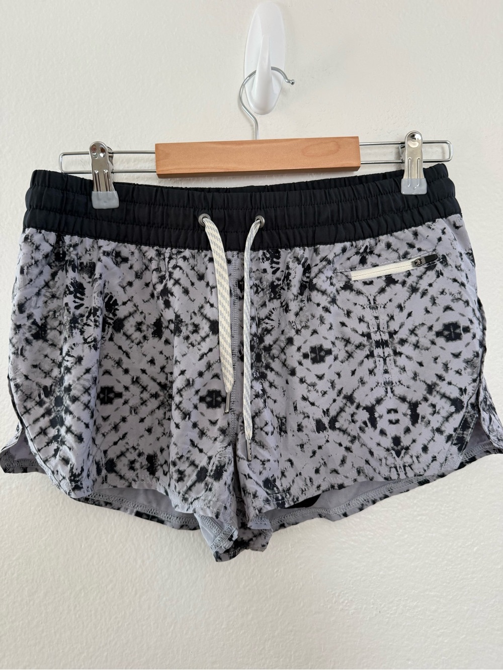 Vuori Performance Tie Dye Athletic Gym Running Shorts Grey White Size M